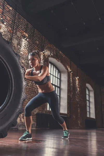 Sport Jeune Fille Avec Une Roue Dans Grenier — Photo