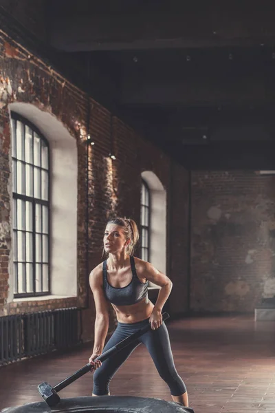 Sports Young Girl Sledgehammer Loft — Stock Photo, Image