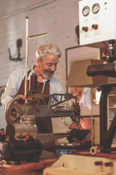 Atölye gülümseyen yaşlı Ayakkabıcılık