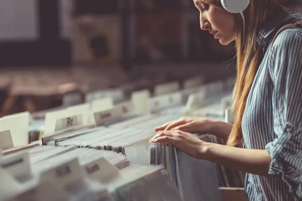 Young Attractive Girl Browsing Records Store — Stock Photo, Image