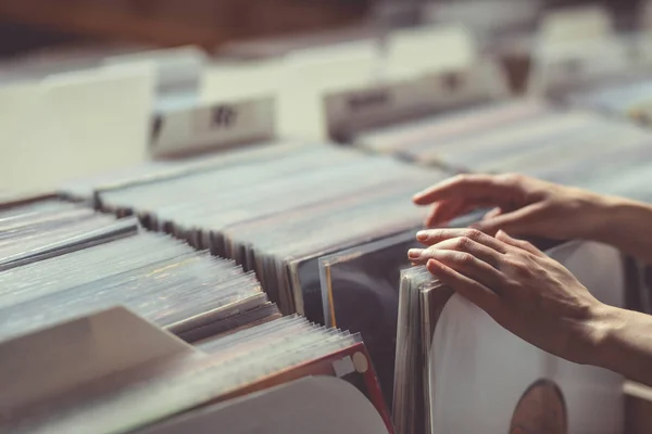 Mãos Femininas Navegando Discos Vinil Close — Fotografia de Stock