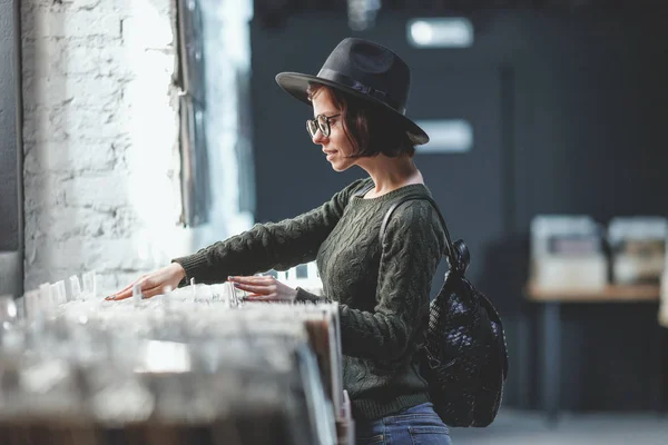 Junges Mädchen Blättert Platten Laden — Stockfoto