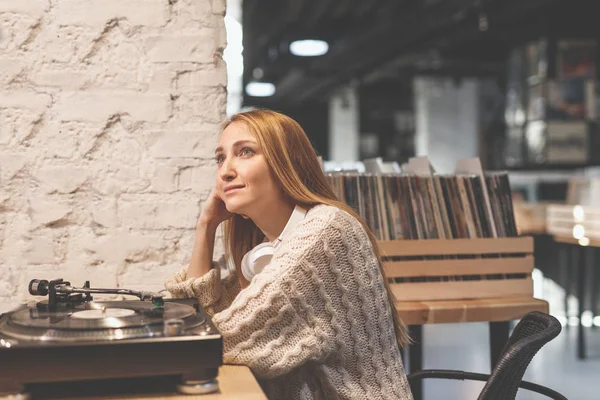 室内で音楽を聴くこと 夢のような若い女の子 — ストック写真