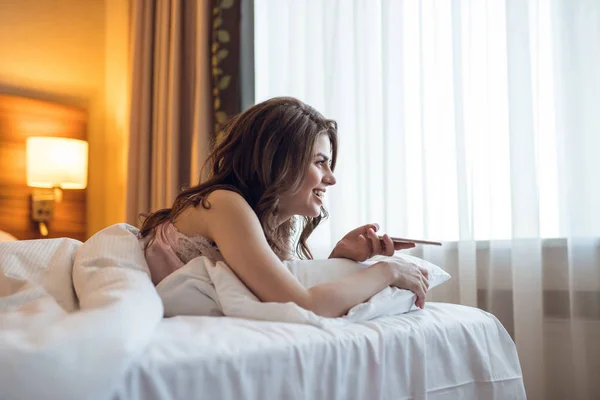 Schöne Junge Mädchen Mit Einem Telefon Schlafzimmer — Stockfoto