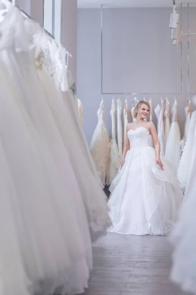 Attraktive Junge Braut Weißen Kleid Einem Hochzeitsladen — Stockfoto