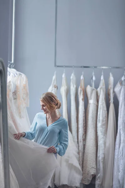 Молода Жінка Вибирає Весільну Сукню Магазині — стокове фото