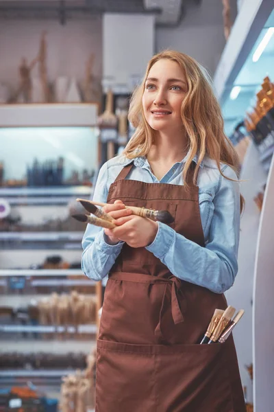 Chica Joven Con Cepillos Tienda Arte —  Fotos de Stock