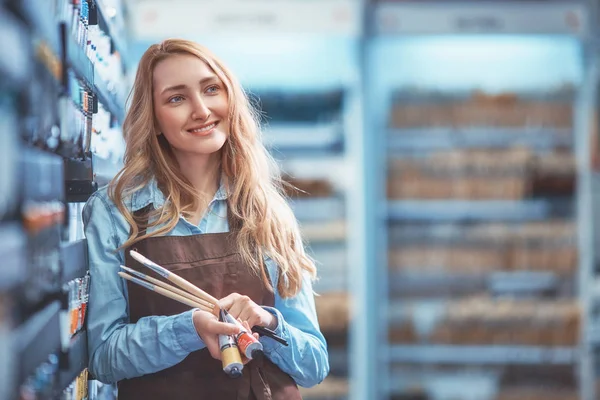 Sonriente Joven Con Pinceles Tienda Arte —  Fotos de Stock