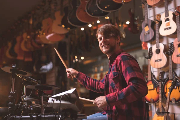 Jovem Músico Tocando Bateria Dentro Casa — Fotografia de Stock