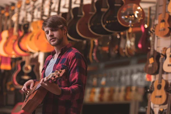 Young Man Playing Ukulele Music Store — Stock Photo, Image