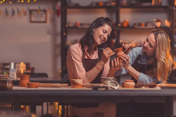 Giovani Ragazze Sorridenti Lavoro Studio — Foto Stock