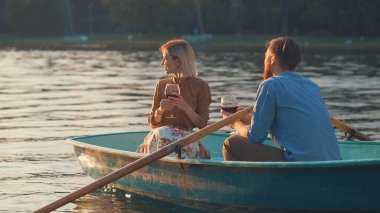 Göl bir teknede genç çekici çift