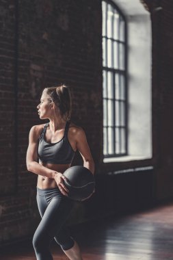 Çatı bir top ile spor kadın