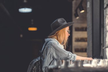 Çekici kız bir müzik mağazası vinil kayıtlar tarama