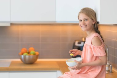 Güzel kız mutfakta bir kahvaltı var