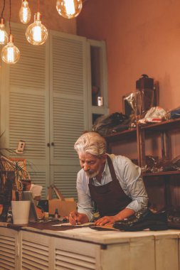 Bir stüdyoda iş yerinde yaşlı bir kunduracı