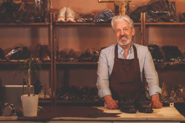 Sayaç üniformalı gülümseyen yaşlı adam