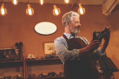 Atölye bir ayakkabı ile yaşlı bir kunduracı