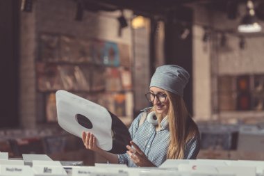 Bir vinil kayıt bir müzik mağazası ile çekici bir kız