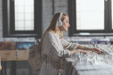 Çekici kadın müzik kulaklık bir müzik mağazası