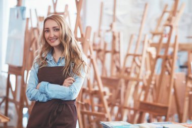 Sephalar arka plan üzerinde üniformalı genç çekici kadın