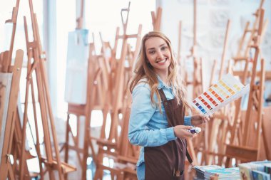 Sanat depodaki üniformalı genç çekici satıcı