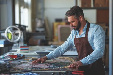 Mozaik atölye ile olgun adam