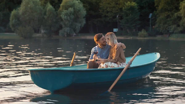 Attraente Coppia Innamorata Sul Lago — Foto Stock