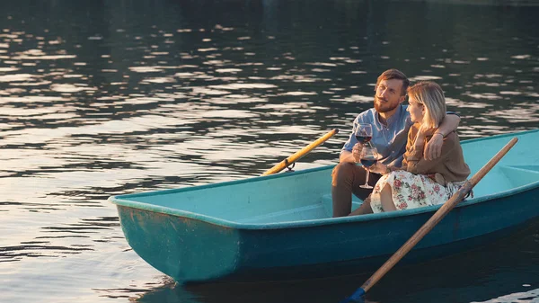 Bir Teknede Tatil Gülümseyen Çift — Stok fotoğraf