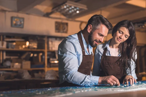 Sonriendo Gente Delantales Trabajo Estudio — Foto de Stock