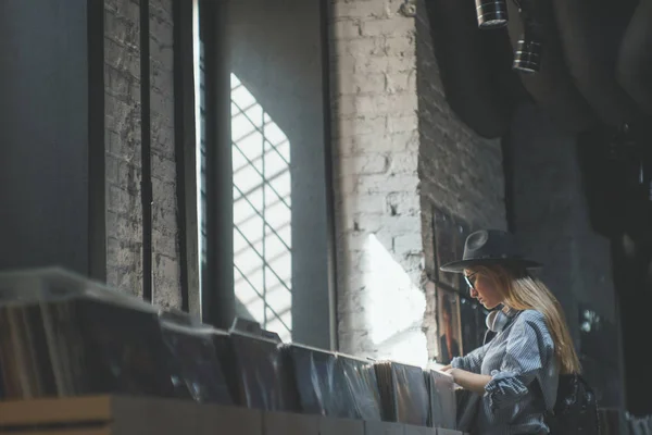 Chica Atractiva Hojeando Discos Vinilo Una Tienda Música — Foto de Stock