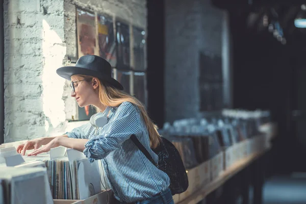 Genç Kız Vinil Kayıtlar Bir Müzik Mağazası Tarama — Stok fotoğraf