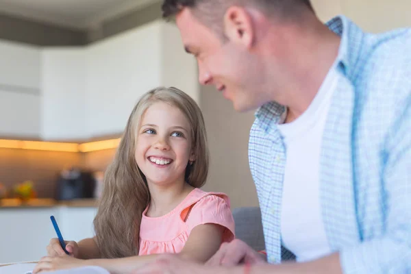 Усміхнений Тато Маленькою Дочкою Робить Домашнє Завдання Кухні — стокове фото
