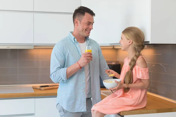 Jeune Père Une Petite Fille Prennent Petit Déjeuner Dans Cuisine — Photo