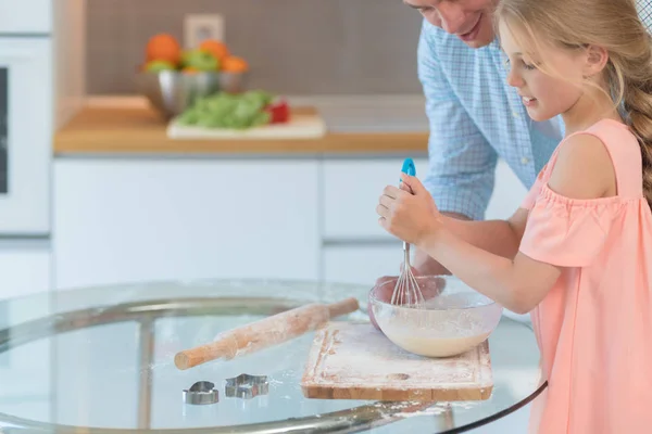 Papa Fille Préparant Gâteau Dans Cuisine — Photo