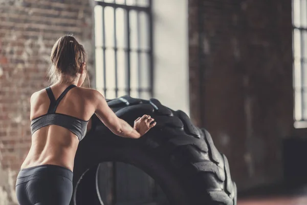 Junges Mädchen Mit Rad Beim Sporttraining Auf Dem Dachboden — Stockfoto