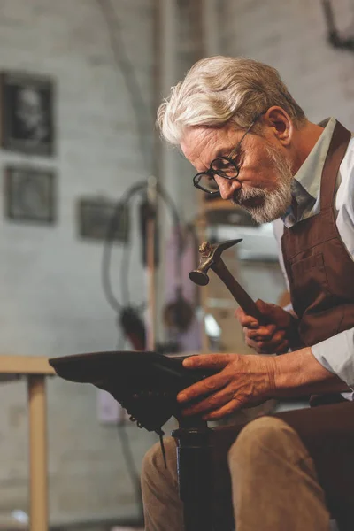 Ein Älterer Schuhmacher Bei Der Arbeit Einem Atelier — Stockfoto