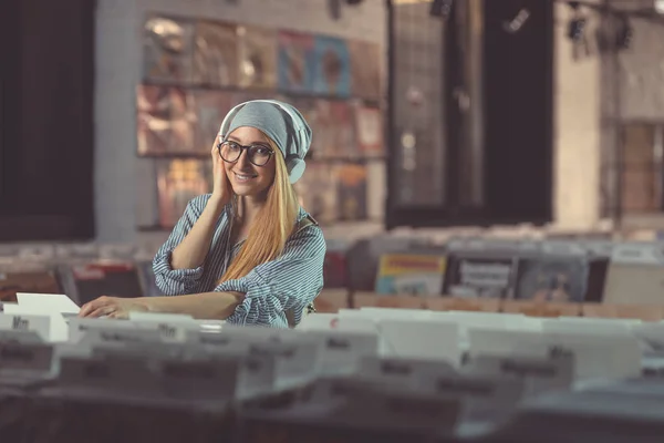 Muchacha Atractiva Escuchando Música Auriculares Una Tienda Música — Foto de Stock