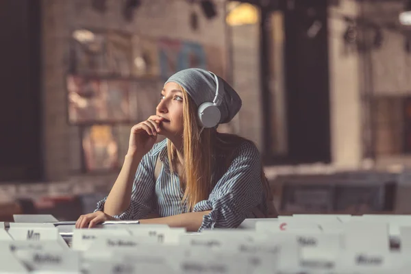 Träumendes Mädchen Mit Kopfhörern Einem Musikladen — Stockfoto