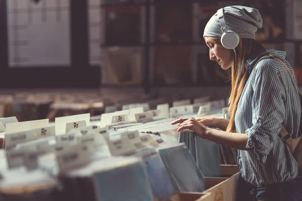 Çekici Kız Bir Müzik Mağazası Kulaklıklar Müzik Dinlemek — Stok fotoğraf