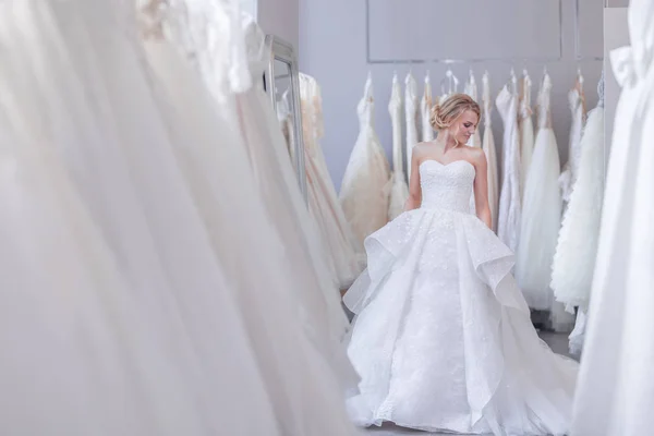 Belle Fille Dans Une Robe Blanche Dans Magasin Mariage — Photo