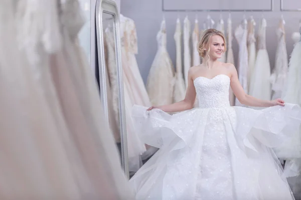 Glückliche Attraktive Frau Weißen Kleid Hochzeitsgeschäft — Stockfoto