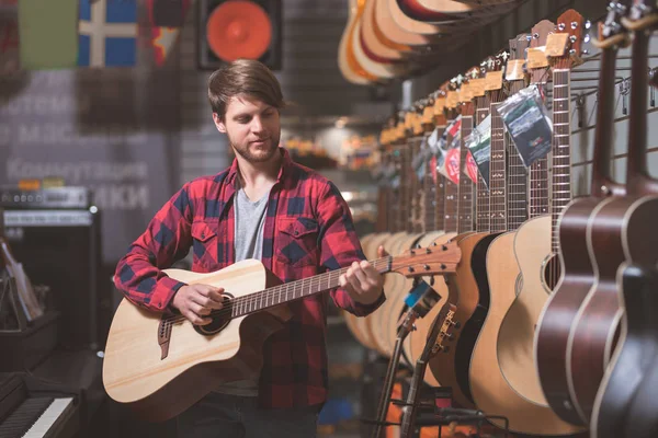 Молодий Чоловік Грає Гітарі Музичному Магазині — стокове фото