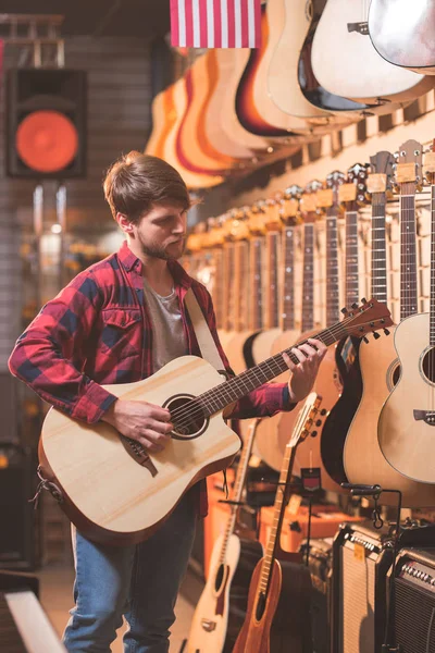 Egy Fiatal Zenész Játszik Gitár Music Store Ban — Stock Fotó