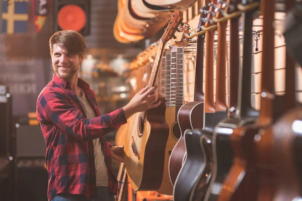 Lächelnder Junger Mann Mit Gitarre Einem Geschäft — Stockfoto