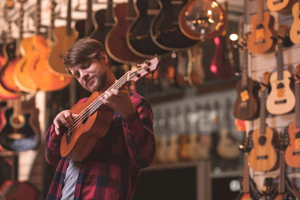 Młody Muzyk Gra Ukulele Sklepie Muzycznym — Zdjęcie stockowe