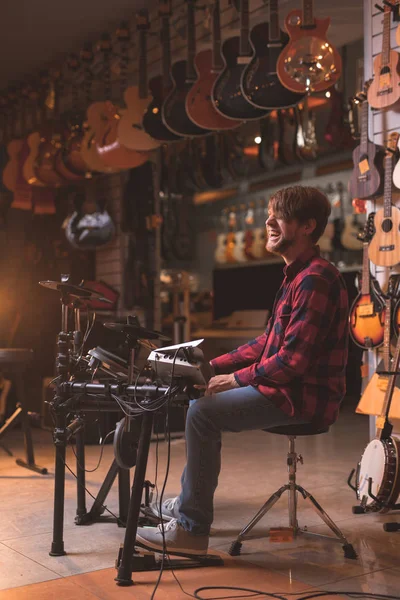 Jovem Sorridente Tocando Bateria Uma Loja Música — Fotografia de Stock