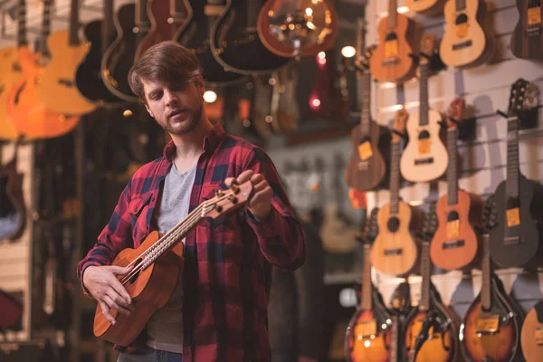 Jovem Tocando Ukulele Uma Loja Música — Fotografia de Stock