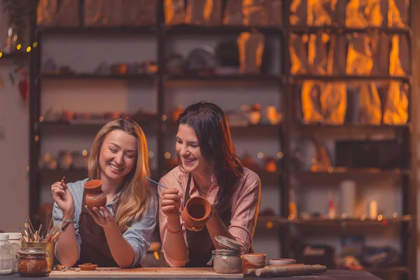 Souriantes Jeunes Filles Dans Une Classe Maître Poterie — Photo