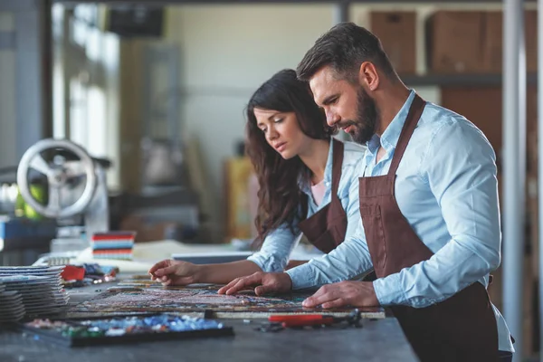 Gençlerin iş Studio önlük